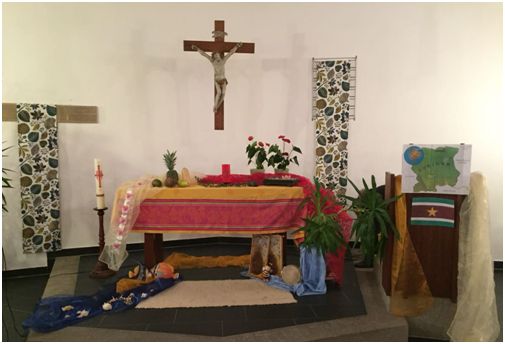 Altar in der Johanneskirche Neudorf mit Weltgebetstags-Schmuck Weltgebetstag 2018 Altar