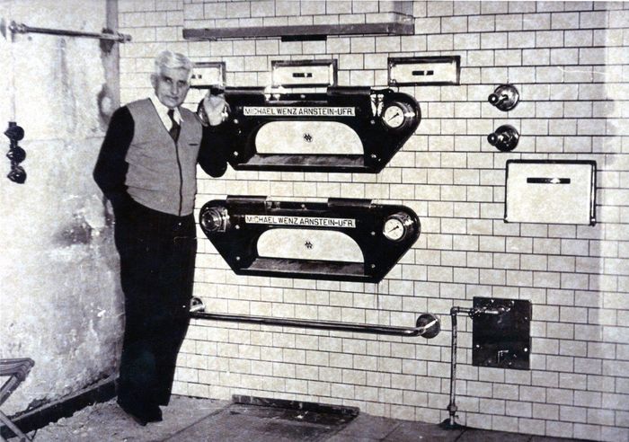 Eines der gesammelten Fotos: Bäckermeister Adam Kistner vor seinem neuen Backofen (1953) Eines der gesammelten Fotos: Bäckermeister Adam Kistner vor seinem neuen Backofen (1953)