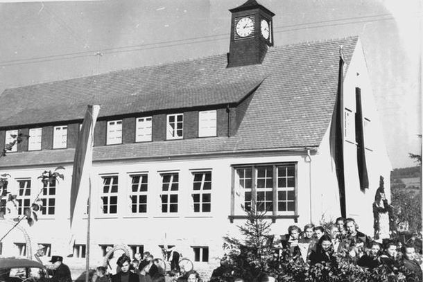 Die Schule in Neudorf am Tag der Einweihung Die Schule in Neudorf am Tag der Einweihung