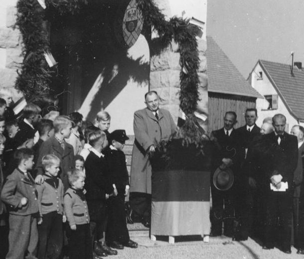Landrat Kreß bei der Einweihung der Neudorfer Schule, in der ersten Reihe rechts der Lehrer Jäckel Landrat Kreß bei der Einweihung der Neudorfer Schule, in der ersten Reihe rechts der Lehrer Jeckel
