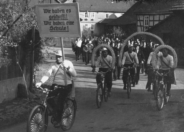 Festzug anläßlich der Schuleinweihung Festzug anläßlich der Schuleinweihung