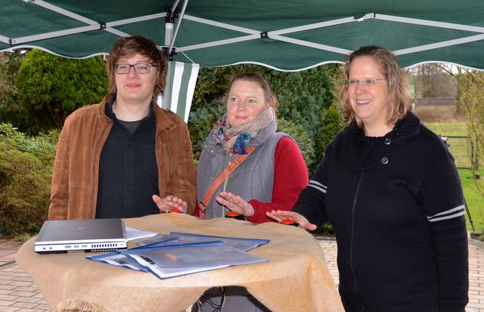 Symbolischer Start der Petition "Lärmschutz jetzt"  -  Fr. Euler, Fr. Herchenröder, Hr. Soliga (v.r.) Symbolischer Start der Petition "Lärmschutz jetzt"