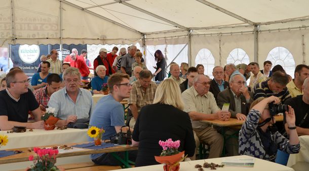 Festzelt: Bereits früh gut besetzt Windparkfest: Gäste im Festzelt
