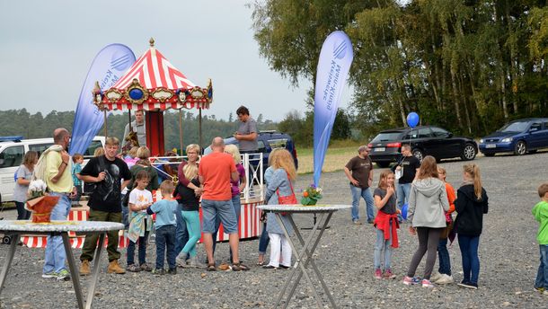 Kinderkarussell beim Windparkfest Kinderkarussell beim Windparkfest