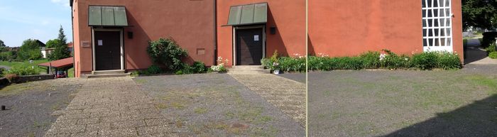 Kirchplatz mit Gras und Unkraut Kirchplatz mit Gras und Unkraut