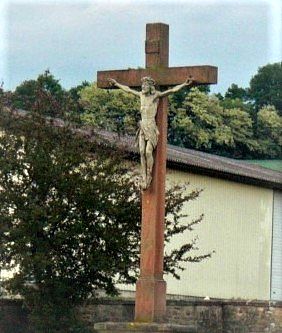 Kreuz und Christusfigur auf dem Neudorfer Friedhof im Jahr 2011 Kreuz und Christusfigur auf dem Neudorfer Friedhof im Jahr 2011