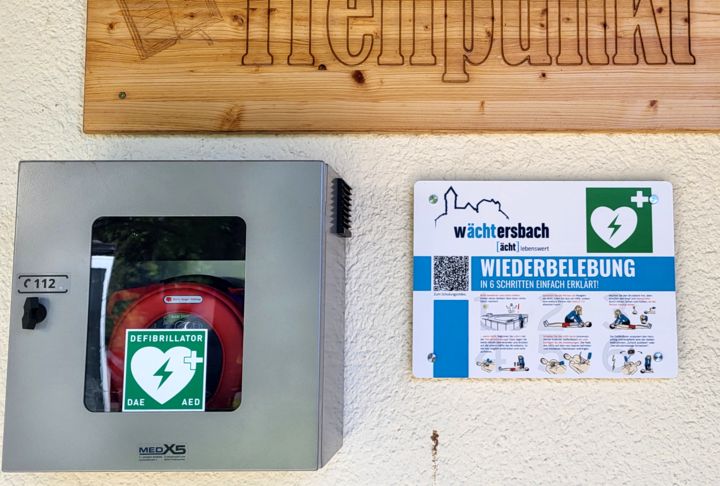 Defibrillator mit Notfallhinweisen Defibrillator mit Notfallhinweisen