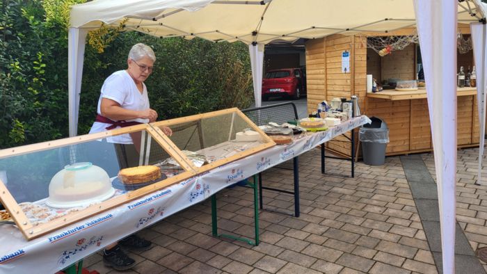 Beim Aufbau der Kuchentheke