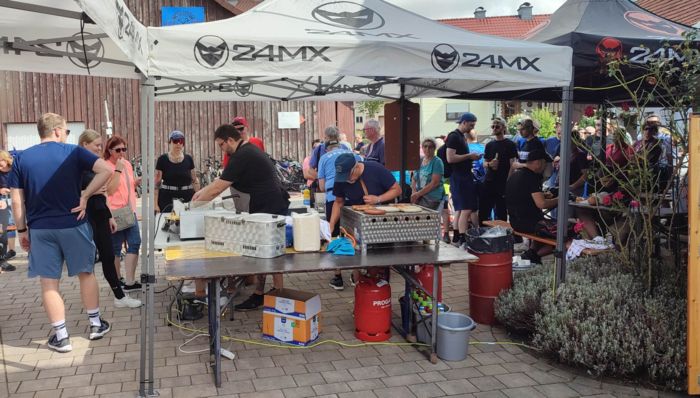 Lange Schlangen an der Grillstation Lange Schlangen an der Grillstation
