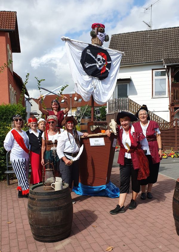 Piratinnen an ihrem Schiff Piratinnen an ihrem Schiff