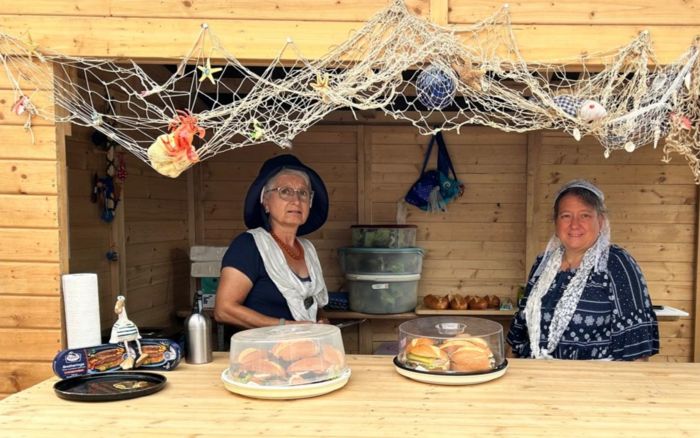 Zwei Piratinnen am Verkaufsstand des DSC Zwei Piratinnen am Verkaufsstand des DSC