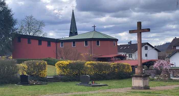 Johannes-Kirche vom Friedhof aus Johannes-Kirche vom Friedhof aus
