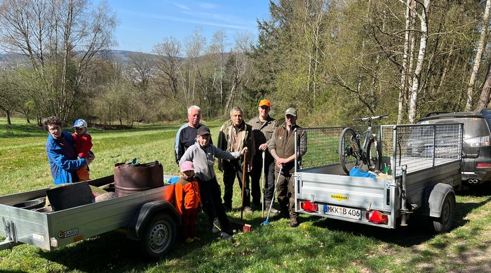 Burkhard Wolf mit Helfern nach der Müllsammelaktion Burkhard Wolf mit Helfern nach der Müllsammelaktion