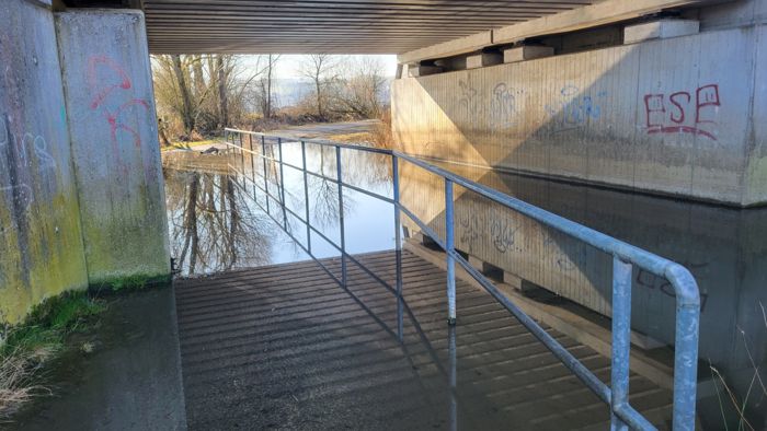 Durch den Rückstau des Biberdamms überschwemmte Unterführung (Neudorfer Seite) Durch den Rückstau des Biberdamms überschwemmte Unterführung (Neudorfer Seite)