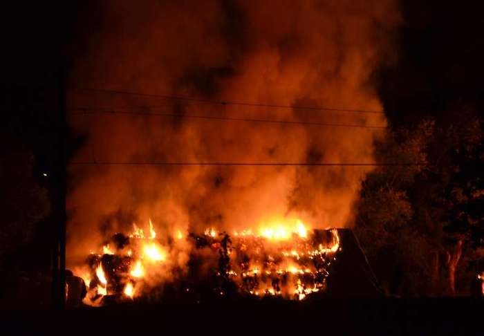 11.07.2022, 23:13 Uhr: Ein brennender Heuballenstapel (fotografiert von jenseits der Bahnstrecke) 11.07.2022, 23:13 Uhr: Ein brennender Heuballenstapel (fotografiert von jenseits der Bahnstrecke)