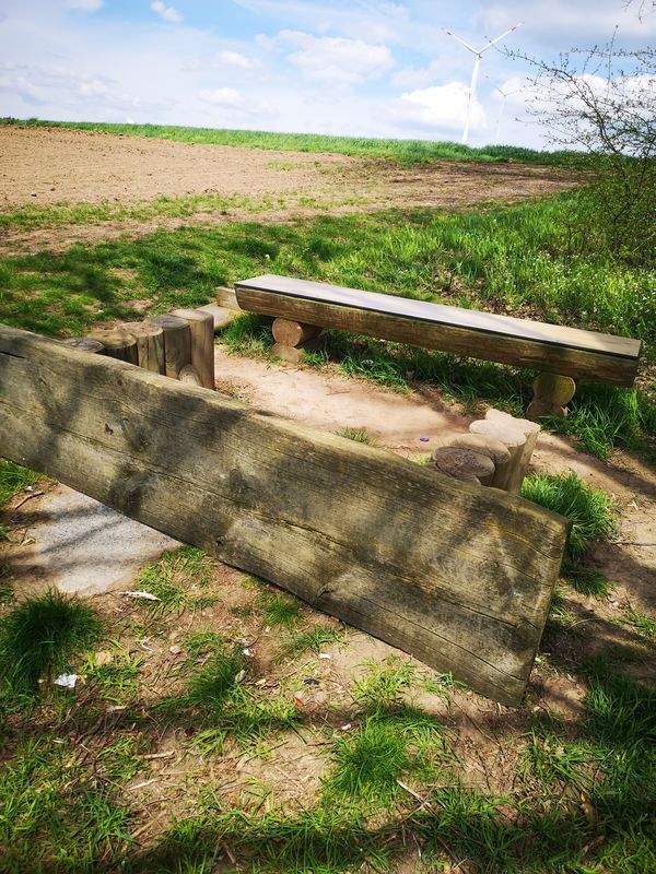 Sitzgruppe oberhalb des Weinbergs verwüstet