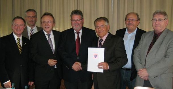 Freuen sich über die Aufnahme der drei Wächtersbach Stadtteile Hesseldorf, Weilers, Neudorf ins Dorferneuerungsprogramm: Mdl Alexander Noll, Erster Stadtrat Andreas Weiher, Landrat Erich Pipa, Ministerialdirigent Werner Müller, Bürgermeister Rainer Krätschmer, MdL Heinz Lotz, Stadtverordnetenvorsteher Gerhard Koch (von links) Freuen sich über die Aufnahme der drei Wächtersbach Stadtteile Hesseldorf, Weilers, Neudorf ins Dorferneuerungsprogramm: Mdl Alexander Noll, Erster Stadtrat Andreas Weiher, Landrat Erich Pipa, Ministerialdirigent Werner Müller, Bürgermeister Rainer Krätschmer, MdL Heinz Lotz, Stadtverordnetenvorsteher Gerhard Koch (von links)