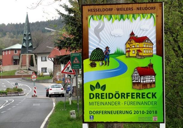 Schild zur Dorferneuerung am Ortseingang Schild zur Dorferneuerung am Ortseingang