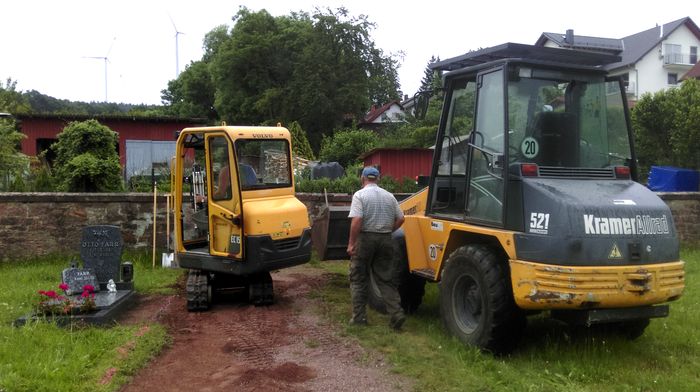 Arbeiten am Friedhof Neudorf im Frühjahr 2019 Arbeiten am Friedhof Neudorf im Frühjahr 2019