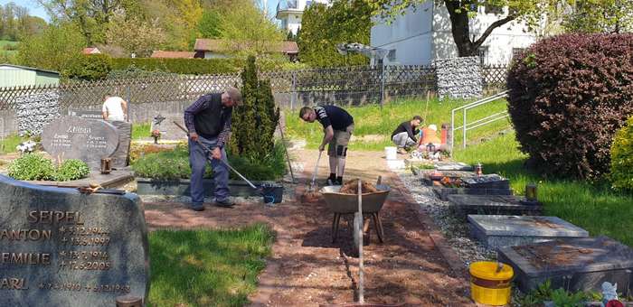 Reinigen der Wege auf dem Friedhof am 03.05.2023 Reinigen der Wege auf dem Friedhof am 03.05.2023