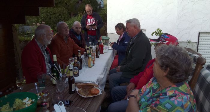 Friedhofsneugestaltung: Grillfest der Helfer Friedhofsneugestaltung: Grillfest der Helfer