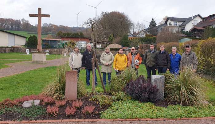 Gärtnerbetreute Grabanlage - Vertreter der beteiligten Parteien bei einer Ortsbegehung am 07.12.2022 Friedhof Neudorf - Ortsbegehung am 07.12.2022