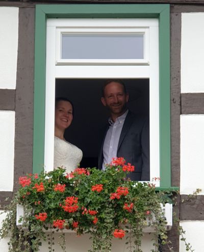 Braut am Fenster des Trauzimmers