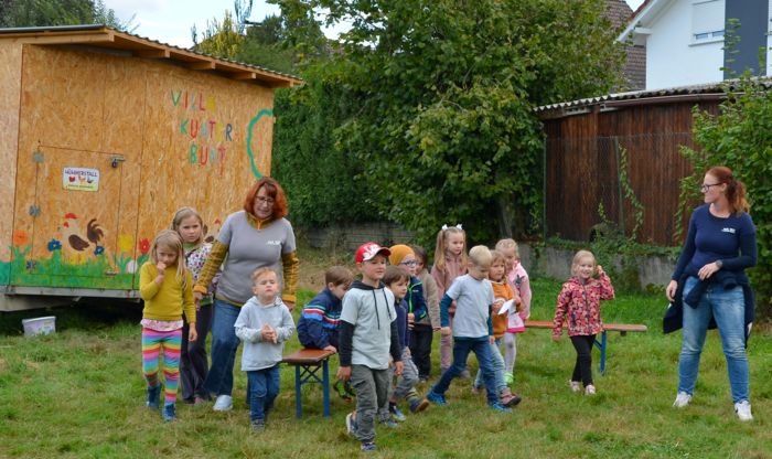 Kindergartenkinder mit Betreuerinnen