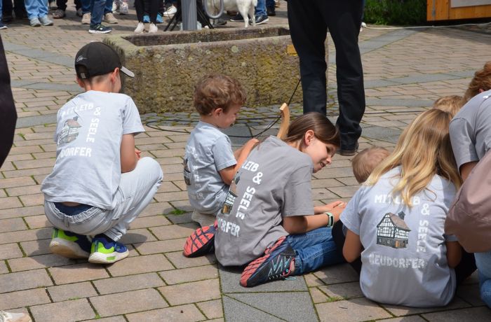 Kinder mit Neudorf-T-Shirt Kinder mit Neudorf-T-Shirt