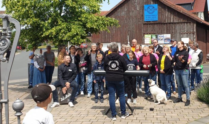 Die Gloria Singers mit dem Neudorflied