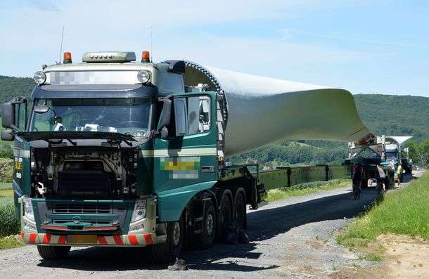 Ein Flügel für WEA5 auf dem LKW-Auflieger Ein Flügel für WEA5 auf dem LKW-Auflieger
