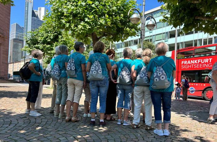 An der Haltestelle  Paulsplatz des Sightseeing-Busses An der Haltestelle  Paulsplatz des Sightseeing-Busses