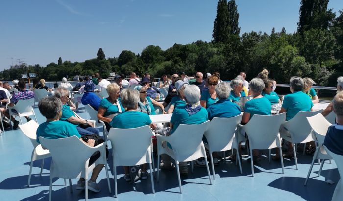 Auf dem Deck des Ausflugsschiffes während der Flussfahrt Auf dem Deck des Ausflugsschiffes während der Flussfahrt