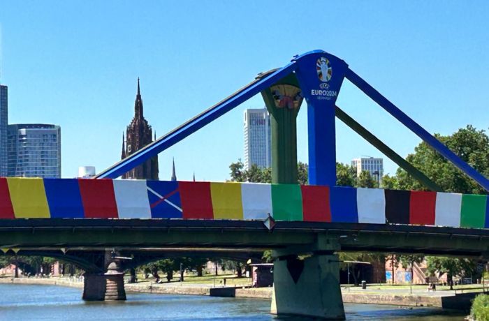 Zur EURO2024 geschmückte Mainbrücke Zur EURO2024 geschmückte Mainbrücke