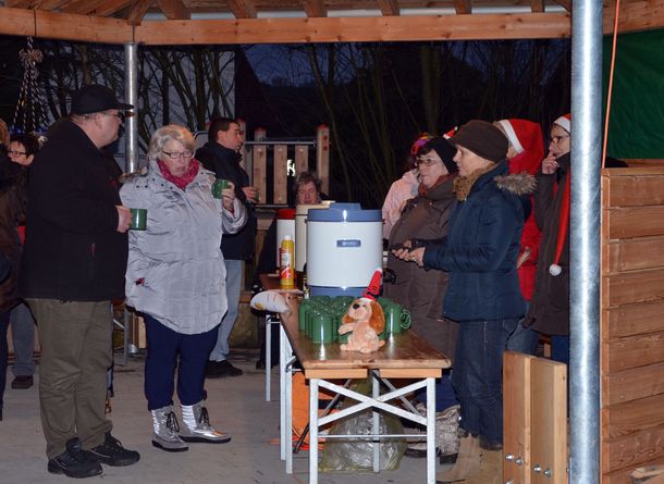 Nikolausfeier 2013 auf dem neuen Dorfplatz Nikolausfeier 2013 auf dem neuen Dorfplatz