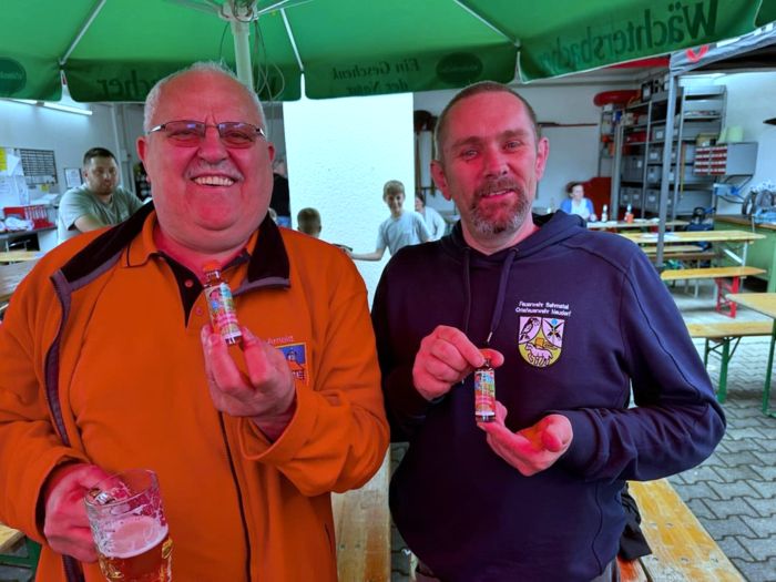 Feuerwehrmänner aus Neudorf und aus Neudorf: 1. Vorsitzender Arnold Werth (Hessen) und Wehrführer Andreas Koch (Sachsen) Feuerwehrmänner aus Neudorf und aus Neudorf: 1. Vorsitzender Arnold Werth (Hessen) und Wehrführer Andreas Koch (Sachsen)