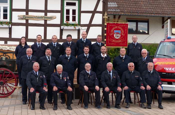 Aktive und Senioren der FFW Neudorf im Jahr 2022 Aktive und Senioren der FFW Neudorf im Jahr 2022