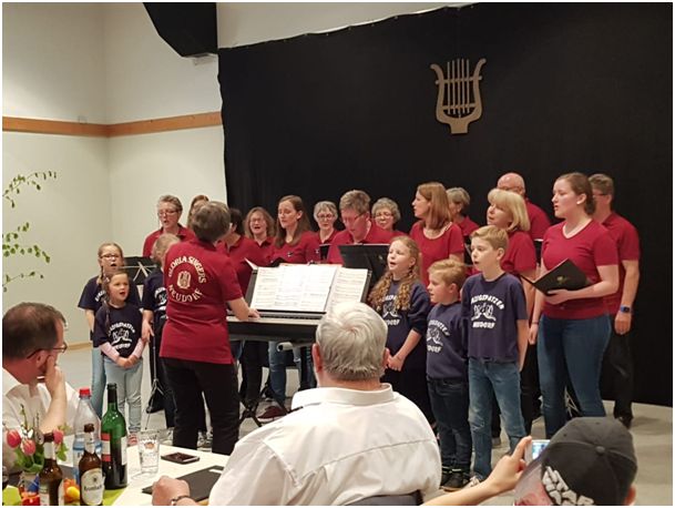 Die Kinzigspatzen, ForTunes und Gloria Singers der Chorgemeinschaft Neudorf bei ihrem gemeinsamen Auftritt Freundschaftssingen 2018