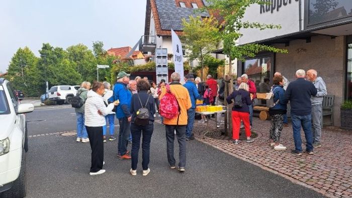 Frühstück vor dem Weingut Ruppert Frühstück vor dem Weingut Ruppert