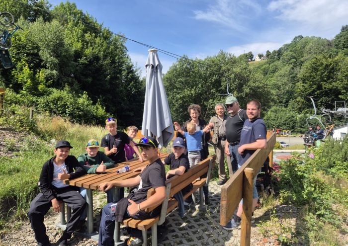 An der Sommerrodelbahn in St. Andreasberg Schützenjugend und Betreuer an der Sommerrodelbahn in St. Andreasberg