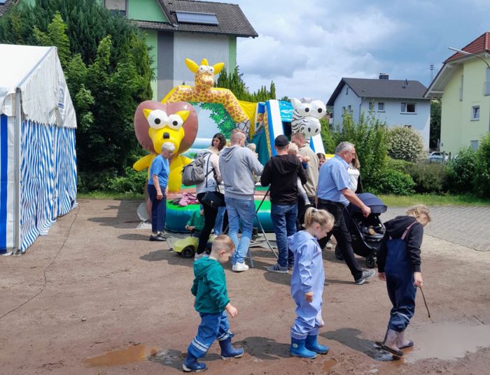 Hüpfburg und Schlammspiele Hüpfburg und Schlammspiele