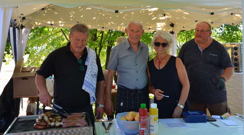 Weinfreunde bei der Essensausgabe Weinfreunde bei der Essensausgabe