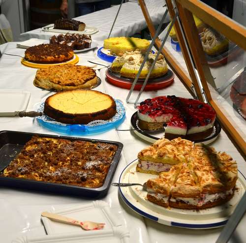 Kuchen im kühlen Weinkeller Kuchen im kühlen Weinkeller