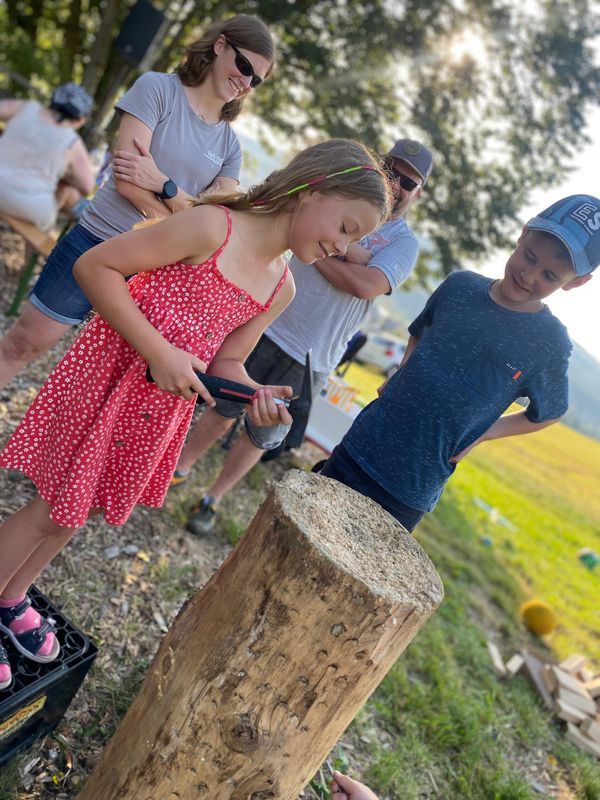 Kinder beim spielerischen Einschlagen von Nägeln Kinder beim spielerischen Einschlagen von Nägeln
