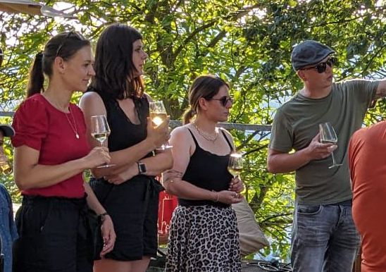 Der Vorstand beim 1. Neudorfer Weinabend am 20.07.2024 (v.l.: K. Schramm, A.-C. Bohlken, L. Wink, S. Knobloch) Der Vorstand beim 1. Neudorfer Weinabend am 20.07.2024 (v.l.: K. Schramm, A.-C. Bohlken, L. Wink, S. Knobloch)