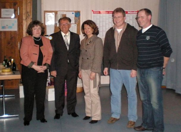 Gründungsvorstand der Weinfreunde Wächtersbach mit Bürgermeister Krätschmer nach der Wahl (v.l. Bischoff, Krätschmer, Rasch, Joffroy, Seitz) Gründungsvorstand der Weinfreunde Wächtersbach mit Bürgermeister Krätschmer nach der Wahl (v.l. Bischoff, Krätschmer, Rasch, Joffroy, Seitz)