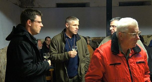 Ortsvorsteher Oliver Peetz (l.) beim Weinfest Ortsvorsteher Oliver Peetz (l.) beim Weinfest